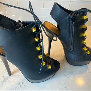 Sexy black high heels size 7 Just Fab some marks at front of shoe (see in photo)